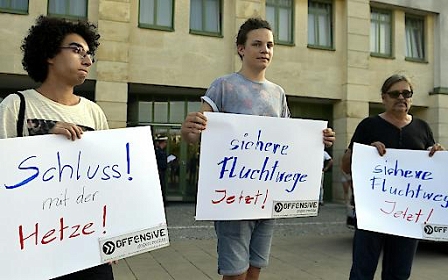 People demonstrating in front of the police station in Eisenstadt where a press conference was held yesterday regarding the dead refugees discovered in a parked lorry on a highway in Burgenland . 